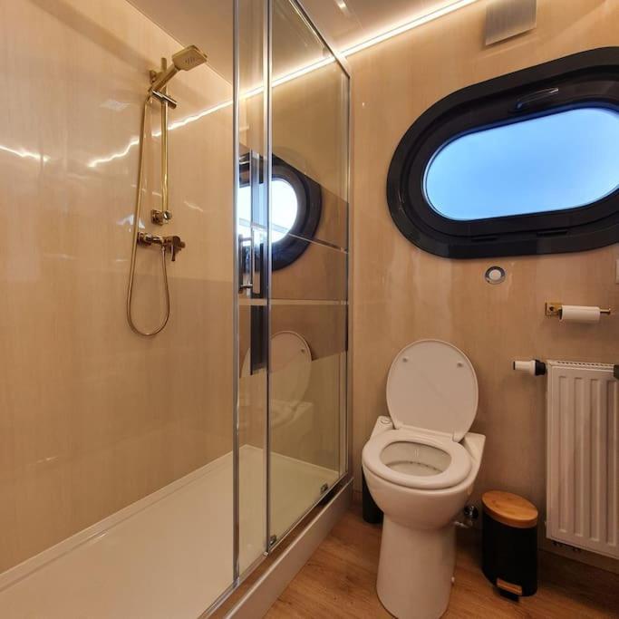 Отель Modern, Brand New Houseboat Near Amsterdam Монникендам Экстерьер фото