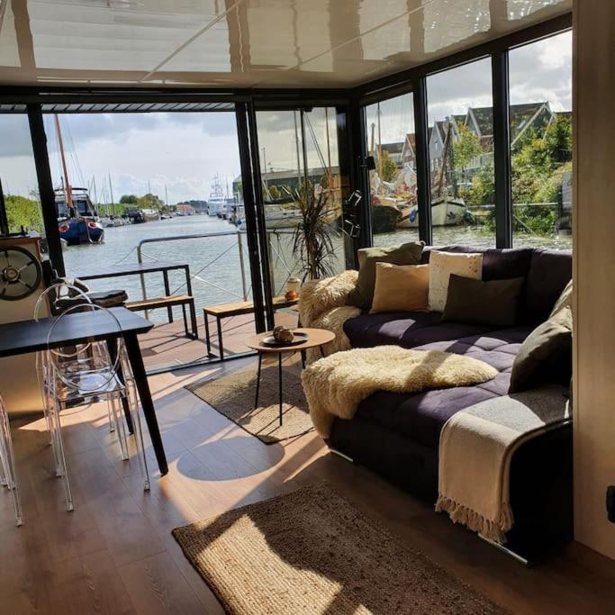 Отель Modern, Brand New Houseboat Near Amsterdam Монникендам Экстерьер фото