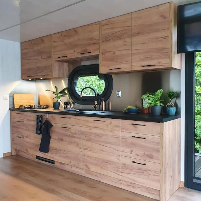 Отель Modern, Brand New Houseboat Near Amsterdam Монникендам Экстерьер фото