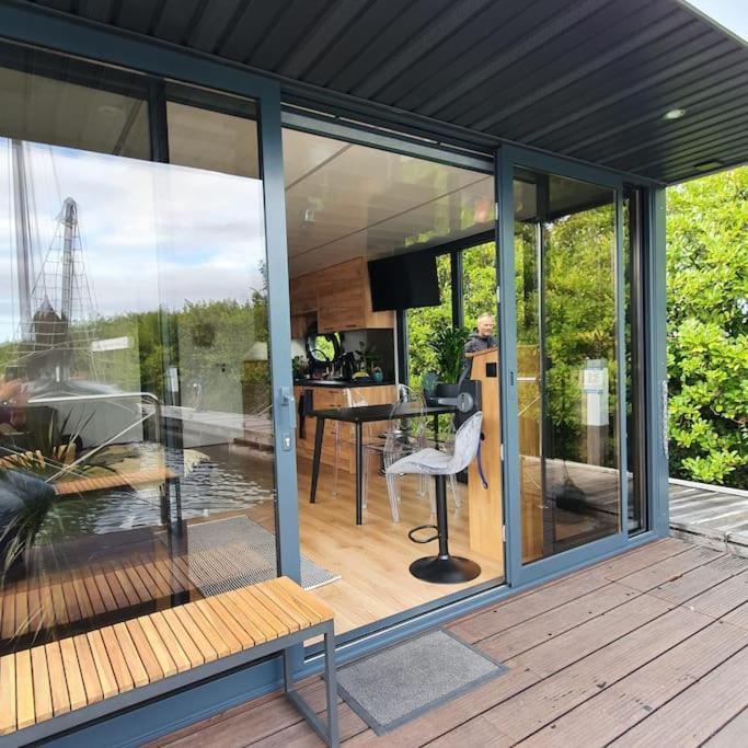 Отель Modern, Brand New Houseboat Near Amsterdam Монникендам Экстерьер фото