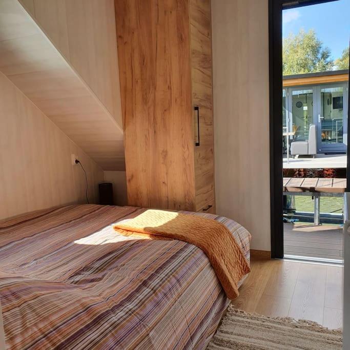 Отель Modern, Brand New Houseboat Near Amsterdam Монникендам Экстерьер фото