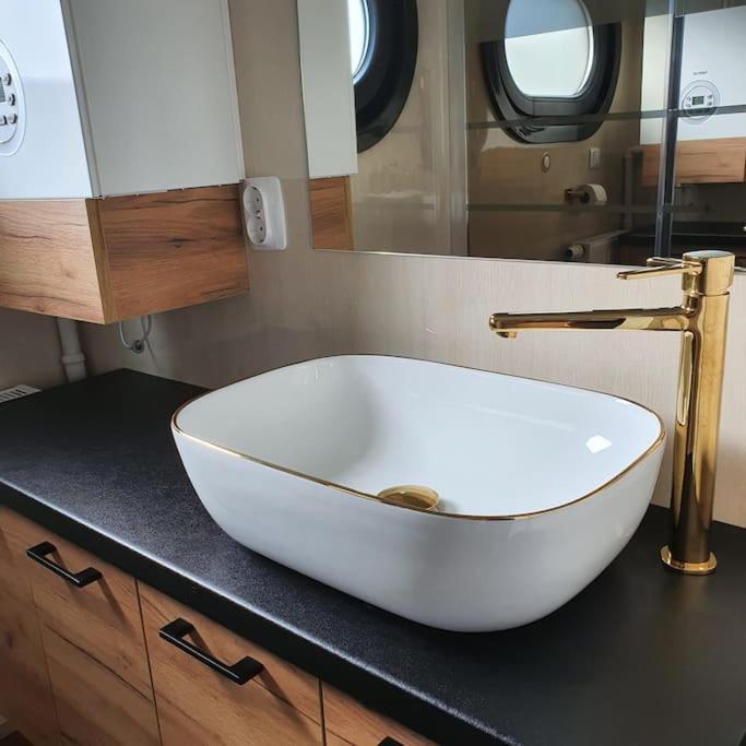 Отель Modern, Brand New Houseboat Near Amsterdam Монникендам Экстерьер фото
