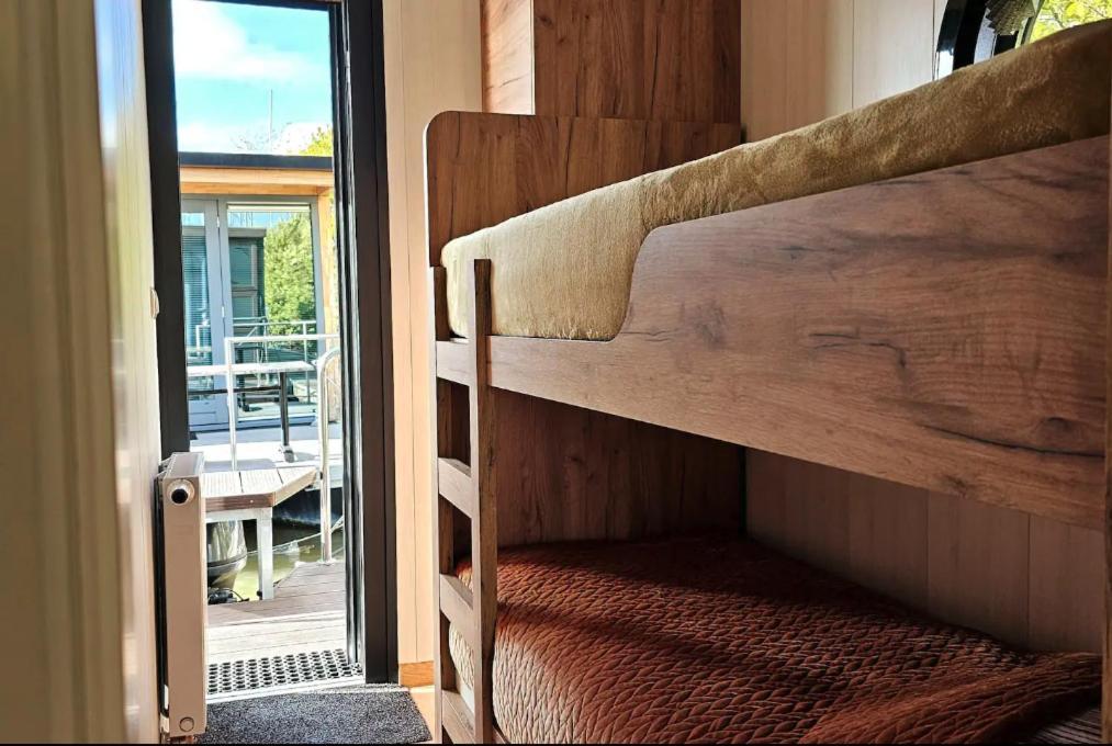 Отель Modern, Brand New Houseboat Near Amsterdam Монникендам Экстерьер фото